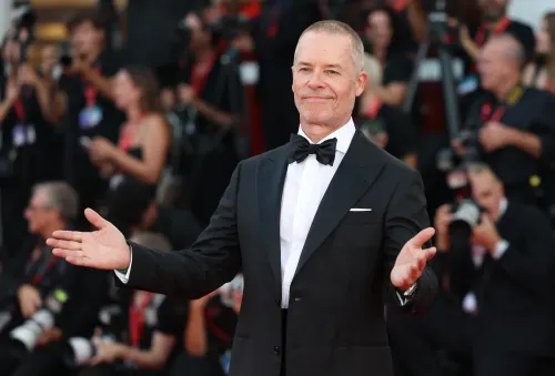 Guy Pearce का वेनिस रेड कार्पेट पर आगमन