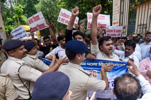 पटना में NEET विरोध: पुलिस ने रोका युवाओं का सैलाब