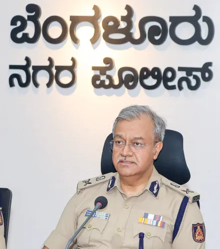 बेंगलुरु में पुलिस आयुक्त के कार्यालय के बाहर संपत्ति परेड