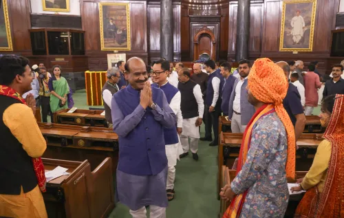 नई दिल्ली: अंबेडकर को श्रद्धांजलि देने के लिए नेताओं ने संविधान सदन में भाग लिया