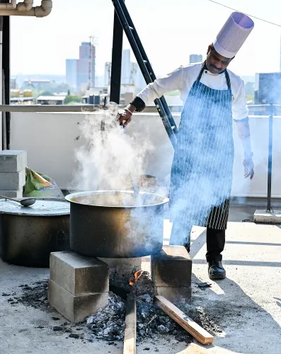 बेंगलुरु: होटल ने व्यावसायिक LPG की कमी के बीच लकड़ी का उपयोग किया