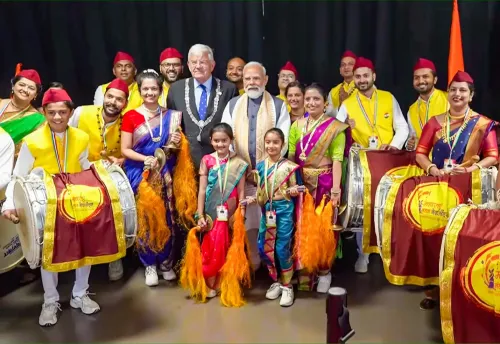 हेग में कलाकारों संग मोदी — प्रवासी कार्यक्रम की पहली झलक