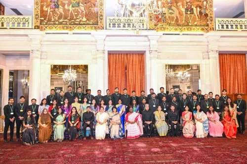 राष्ट्रपति भवन में मुर्मू और 2024 बैच के IAS अधिकारियों की मुलाकात