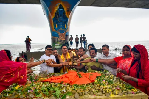 Patna: Devotees perform Rudrabhishek at Kangan Ghat