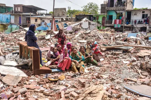 मलबे में बैठीं महिलाएँ — नाशिर नगर तोड़फोड़