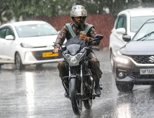 नई दिल्ली में मानसून की पहली भारी बारिश, यात्री बेहाल