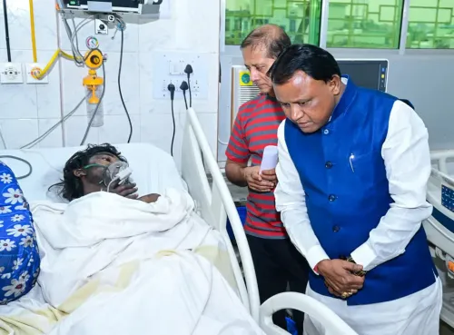 कटक: ओडिशा के मुख्यमंत्री ने SCB मेडिकल कॉलेज आग के बाद घायल व्यक्ति से मुलाकात की