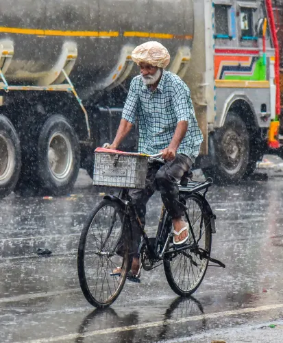 बारिश में साइकिल सवार — अमृतसर की मानसूनी सड़क