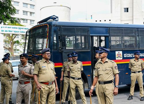शिवाजीनगर में पुलिस की मौजूदगी में अतिक्रमण हटाओ अभियान