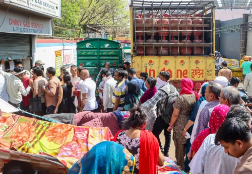 New Delhi: Disruption in LPG Supply Impacts Residents at Jhandewalan