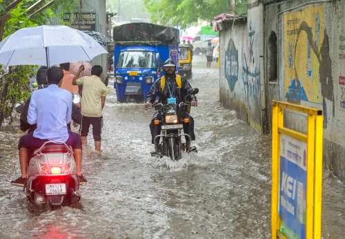 पुणे की सड़कों पर घुटनों तक पानी, राहगीर परेशान