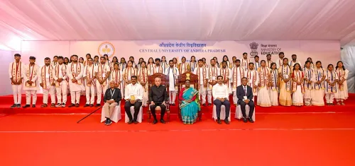 राष्ट्रपति मुर्मू और राज्यपाल नज़ीर छात्रों के साथ ग्रुप फोटो में