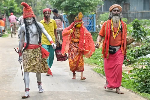 छोटा शिव अगरतला में भिक्षाटन की रस्म के लिए तैयार है