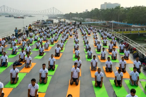 क्रूज़ पर योग: गंगा की लहरों पर योग दिवस