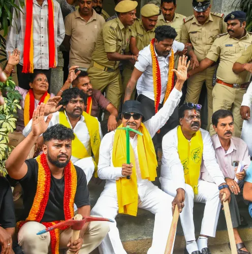 Bengaluru: Kannada activists protest eviction drive