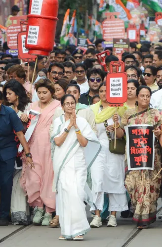 Kolkata: Mamata Banerjee Heads Demonstration Regarding LPG Supply Concerns