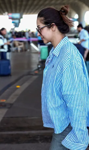 मुंबई: मलाइका अरोड़ा हवाई अड्डे पर देखी गईं