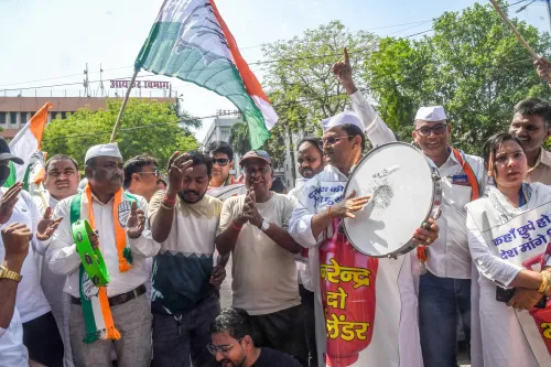 Patna: Congress Members Demonstrate Against Increase in LPG Costs