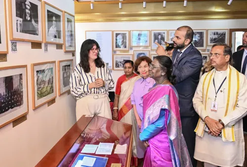 मुर्मू और उत्तर मैसेडोनिया राष्ट्रपति ने मदर टेरेसा स्मारक पर श्रद्धांजलि दी