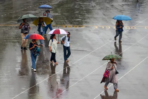 शिमला के रिज मैदान पर बारिश में पर्यटक