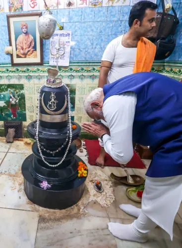Kolkata: PM Modi Offers Prayers at Thanthania Kalibari