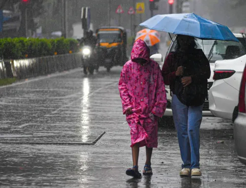 मुंबई की जलमग्न सड़कों पर संघर्ष करते यात्री
