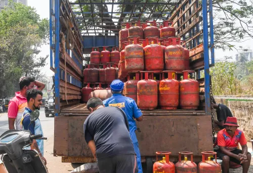मुंबई: एलपीजी आपूर्ति में बाधा ने सिलेंडर की भीड़ को उत्पन्न किया