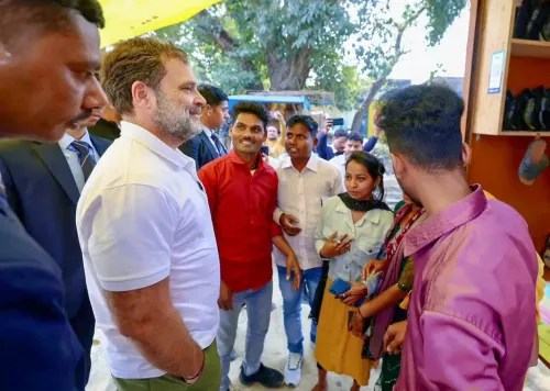 सुलतानपुर: राहुल गांधी ने रामचेत मोची के परिवार से बातचीत की