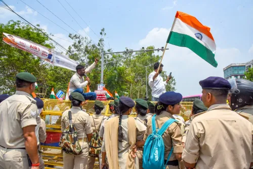 बैरिकेड फाँदने की कोशिश — पटना में SI अभ्यर्थियों का उग्र विरोध
