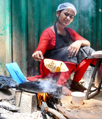 बेंगलुरु: रसोइये LPG की कमी के बीच लकड़ी का उपयोग करते हैं