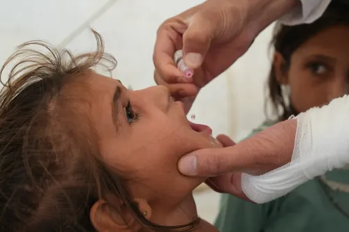 Kabul: Health workers administer polio vaccine to refugee child