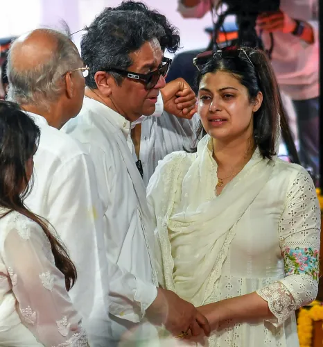 मुंबई में आशा भोसले के शव को अंतिम संस्कार के लिए ले जाया गया