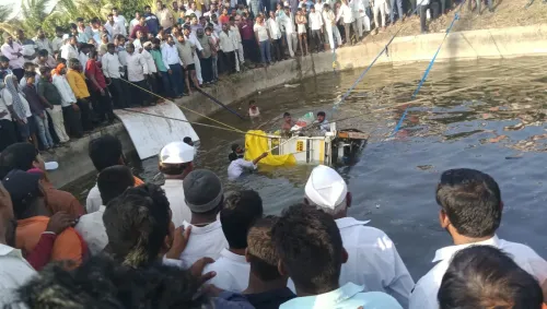 8 killed as van plunges into well in Solapur, Maharashtra