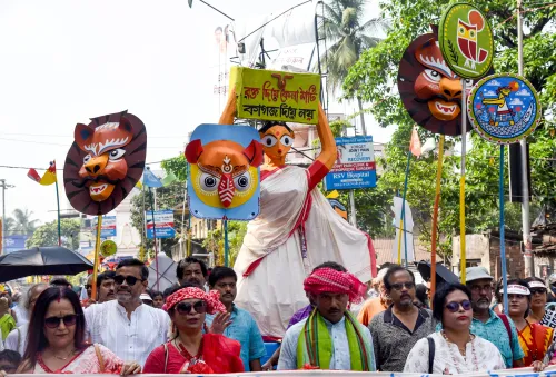 कोलकाता में पोइला बैशाख पर मंगल सोवायात्रा में लोग भाग लेते हैं