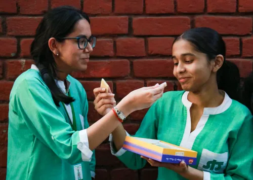 नई दिल्ली: छात्रों ने कक्षा 10 के परिणामों का जश्न मनाया