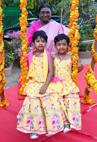 राष्ट्रपति मुर्मू ने बच्चों के साथ झूले का आनंद उठाया