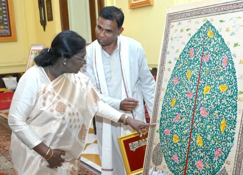 नई दिल्ली: राष्ट्रपति ने राष्ट्रपति भवन कला उत्सव में कलाकारों से बातचीत की