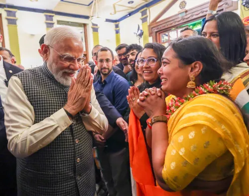 PM Modi greeted enthusiastically by Indian community in Tel Aviv