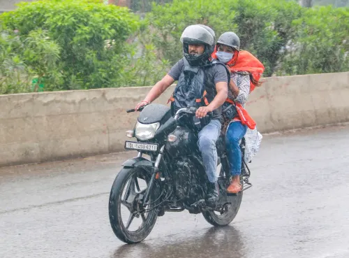 बारिश में भीगती नई दिल्ली की सड़कें