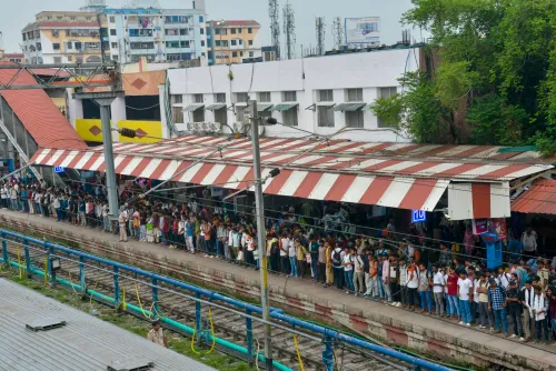 परीक्षार्थियों की भीड़ से पटा पटना जंक्शन