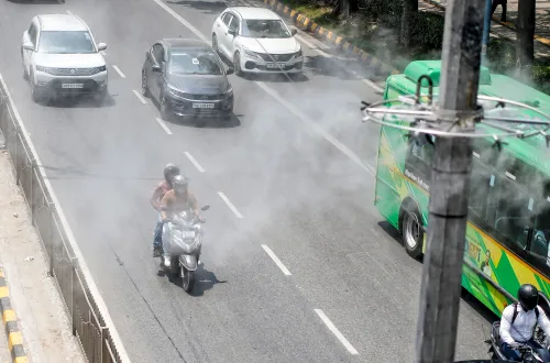 New Delhi: Water Sprinklers Offer Relief from Heat at ITO