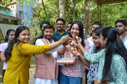 पटना: छात्रों ने बिहार बोर्ड 12वीं के परिणाम का जश्न मनाया