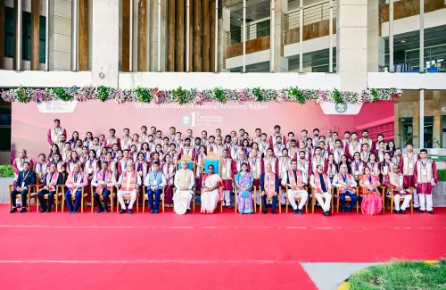 राजकोट: राष्ट्रपति द्रौपदी मुर्मू ने एआईआईएमएस दीक्षांत समारोह में भाग लिया