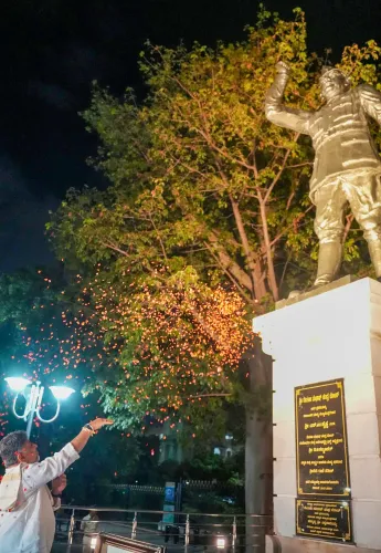 नेताजी सुभाष चंद्र बोस की प्रतिमा पर शिवकुमार की पुष्पांजलि
