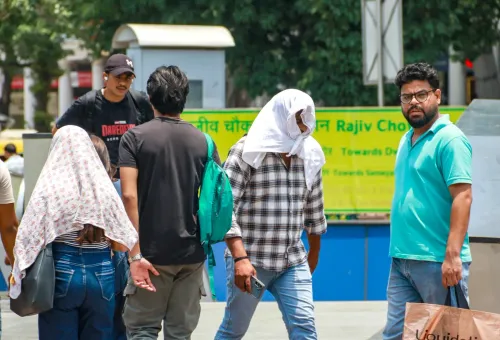 कनॉट प्लेस पर लू से बचते लोग
