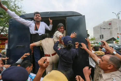 जयपुर: एनएसयूआई के सदस्य राजस्थान विश्वविद्यालय में प्रदर्शन करते हैं