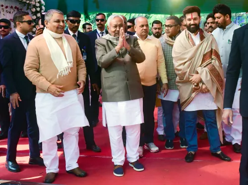 पटना: नीतीश कुमार ने मकर संक्रांति पर दही-चूड़ा Feast में भाग लिया