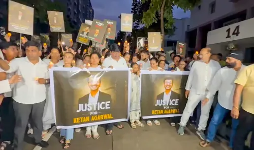 परिजन और सोसाइटी के निवासी उतरे सड़क पर