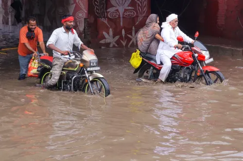 मथुरा की सड़कों पर घुटनों तक पानी, लोग परेशान