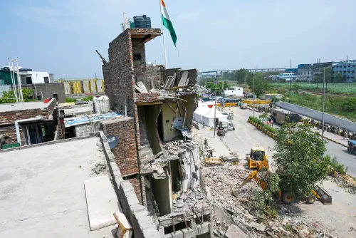 शालीमार बाग में अवैध निर्माण पर चला बुलडोज़र